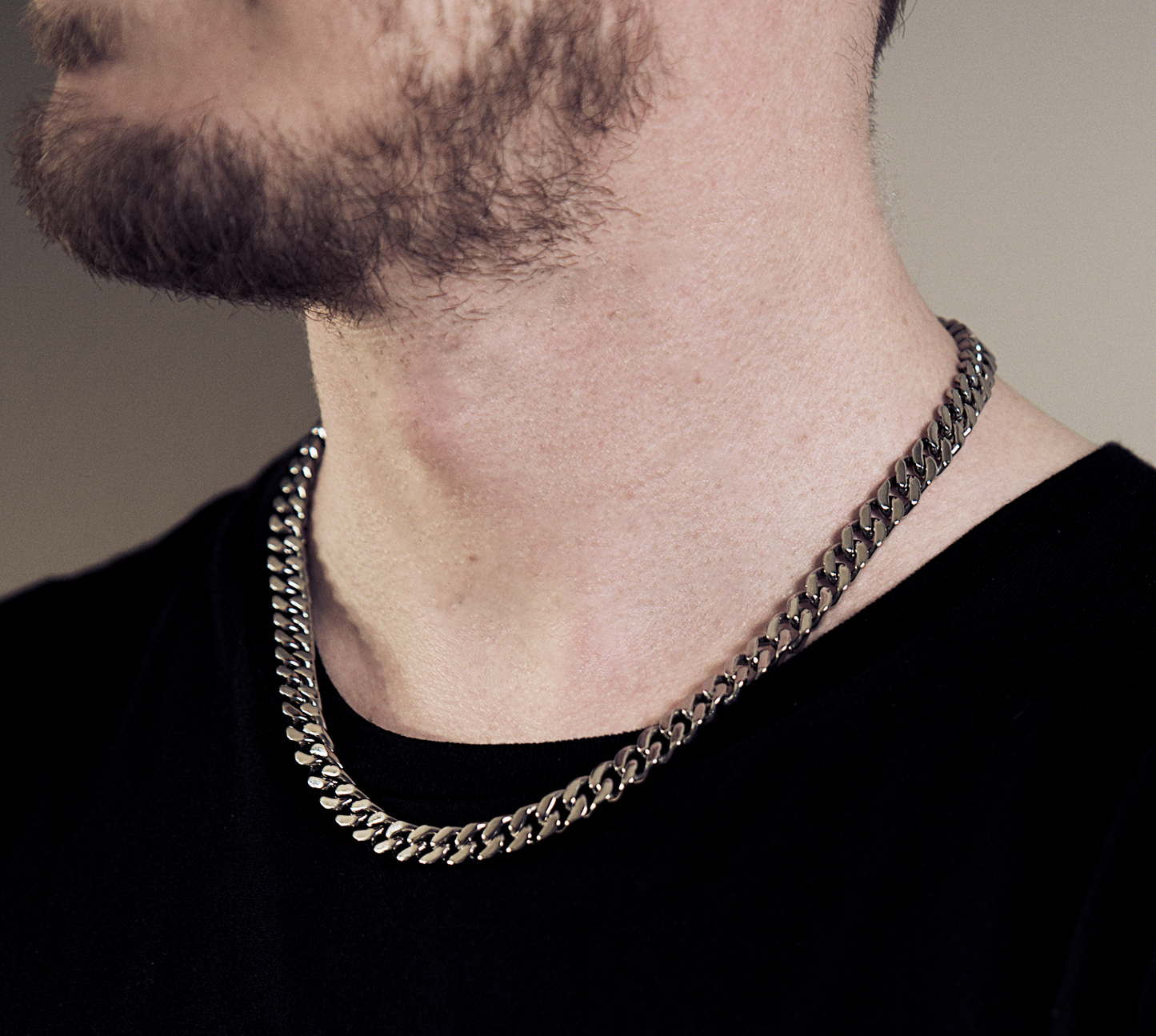 Edelstahlkette Herren 8 mm getragen am Hals eines Mannes