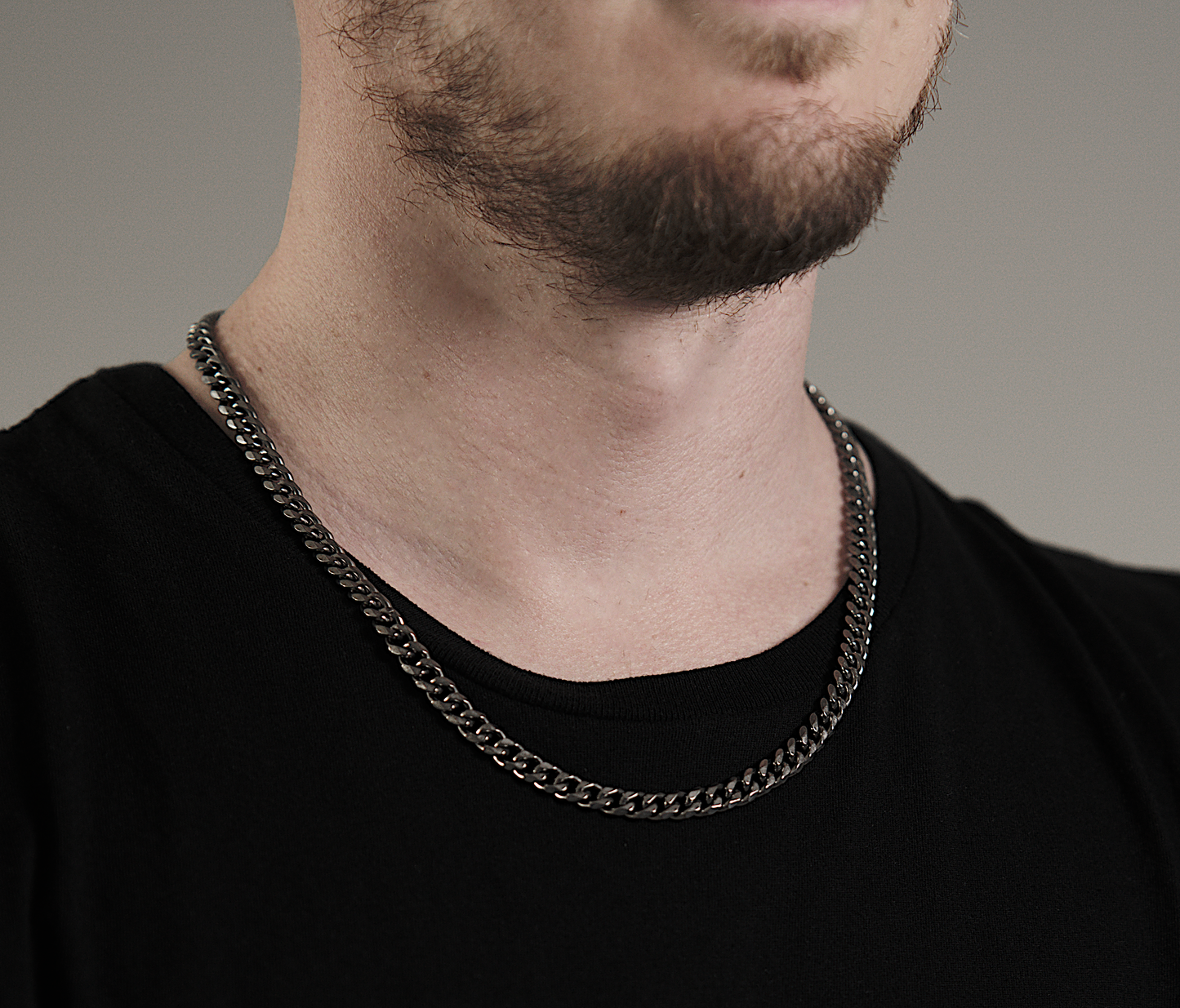 Titanhalskette Herren 7 mm getragen am Hals, moderner minimalistischer Schmuck